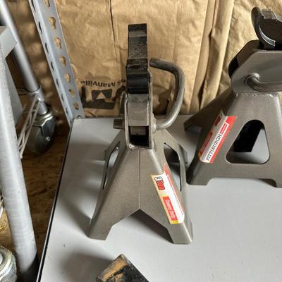 PAIR OF JACK STANDS AND A HITCH W/A 2" BALL