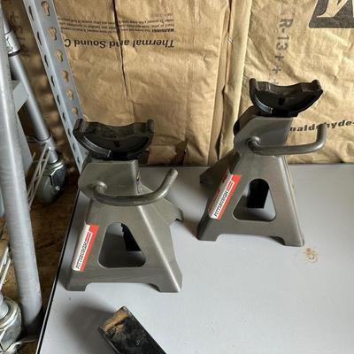 PAIR OF JACK STANDS AND A HITCH W/A 2" BALL