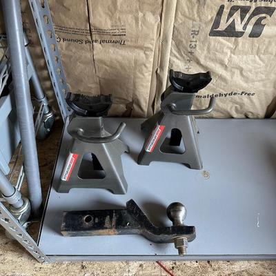 PAIR OF JACK STANDS AND A HITCH W/A 2" BALL