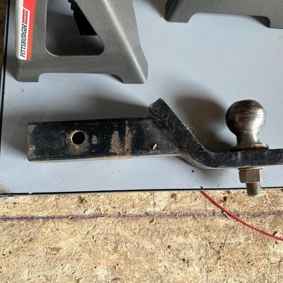PAIR OF JACK STANDS AND A HITCH W/A 2" BALL