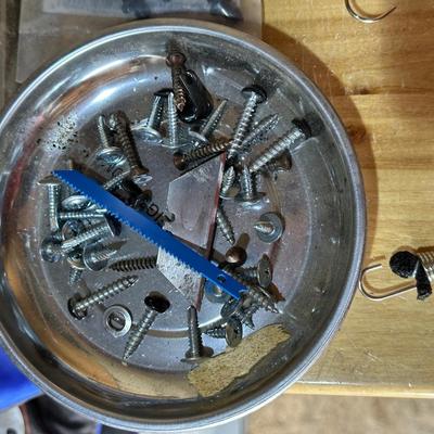 AN ASSORTMENT OF USEFUL HOUSEHOLD MAINTENANCE ITEMS