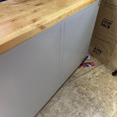 VERY NICE TOOL CHEST/WORKBENCH ON LOCKING CASTERS