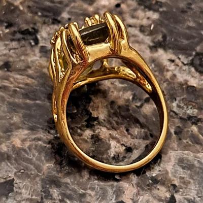 Beautiful green fashion ring size 7