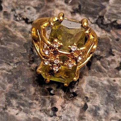 Beautiful green fashion ring size 7