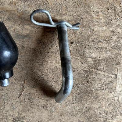 TRIMAX UNIVERSAL COUPLER LOCK AND A HITCH WITH A 2" BALL