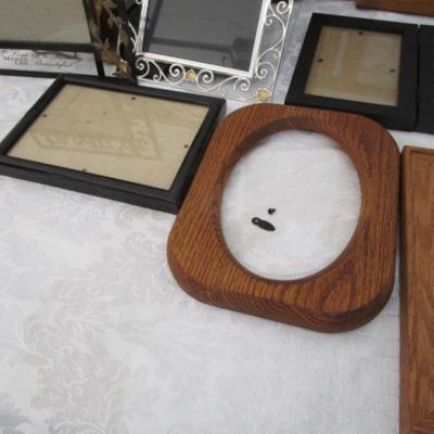 25 picture frames, most with glass, various sizes