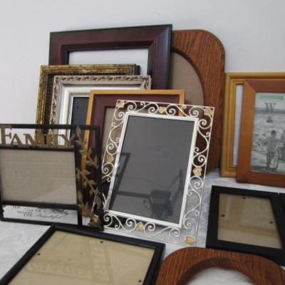 25 picture frames, most with glass, various sizes