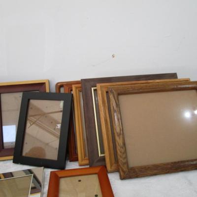 25 picture frames, most with glass, various sizes