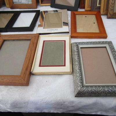 25 picture frames, most with glass, various sizes