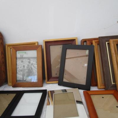 25 picture frames, most with glass, various sizes