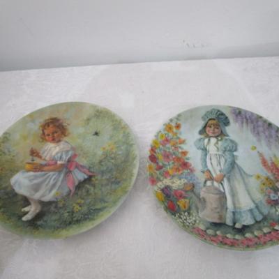 2 Vintage Decorative plates