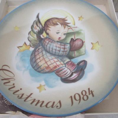 2 Vintage Decorative  plates, 1 poinsettia trivet