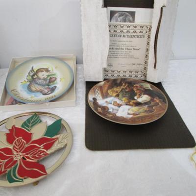 2 Vintage Decorative  plates, 1 poinsettia trivet