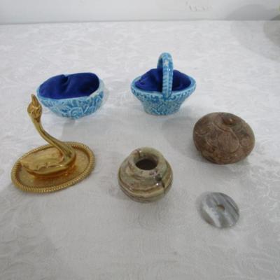 Various trinket items