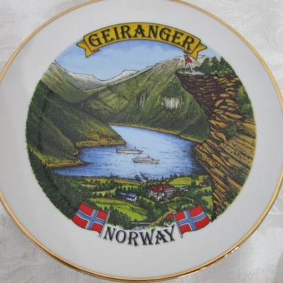 2 saucers, 4 decorative plates