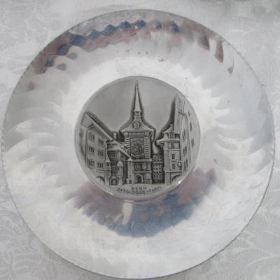 2 saucers, 4 decorative plates