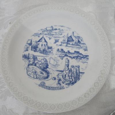 2 saucers, 4 decorative plates