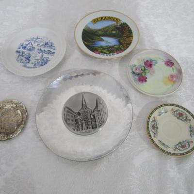 2 saucers, 4 decorative plates