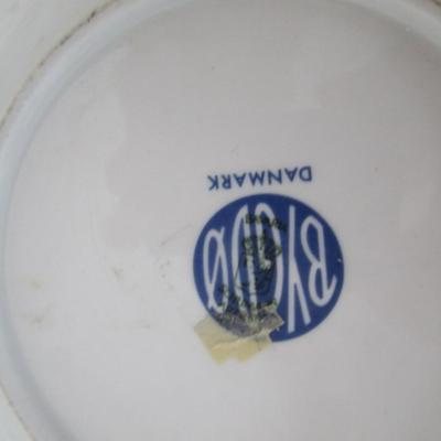 2 saucers, 4 decorative plates