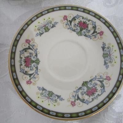 2 saucers, 4 decorative plates