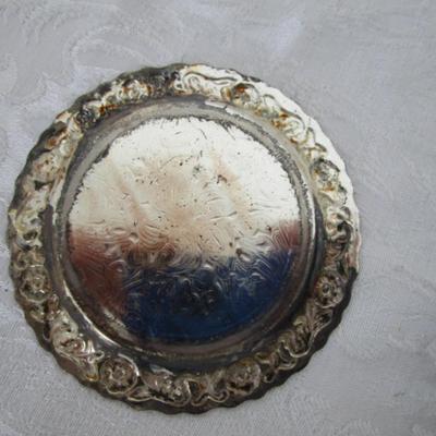 2 saucers, 4 decorative plates