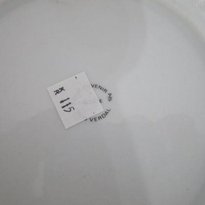 2 saucers, 4 decorative plates