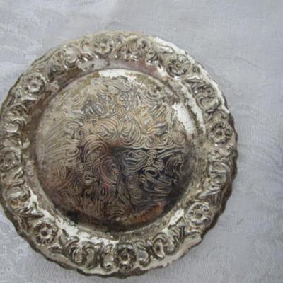 2 saucers, 4 decorative plates