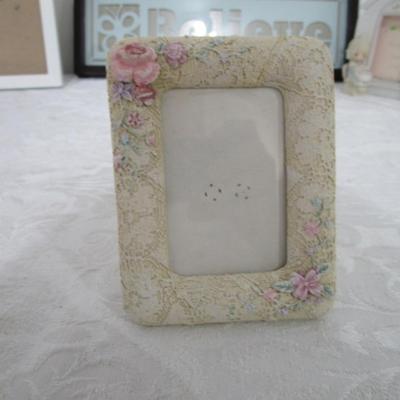 4 picture frames, framed "Believe" wall plaque