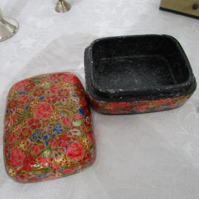 Necklace, 2 bird figurines, decorative box, vase, decorative cup, small boat jewelry box