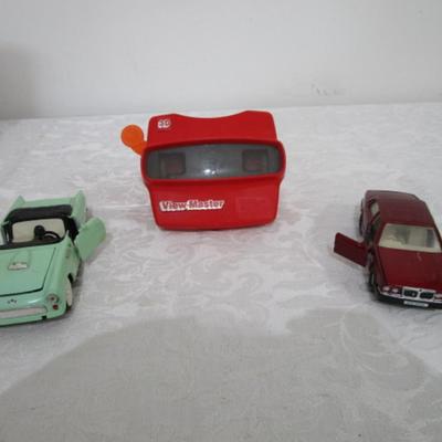 2 vintage toy cars, 1 Viewmaster