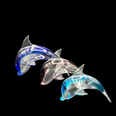3 Crystal dolphins