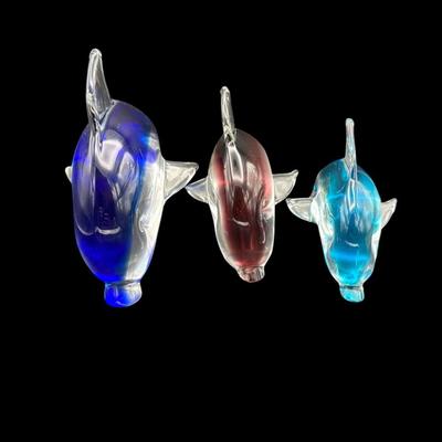 3 Crystal dolphins