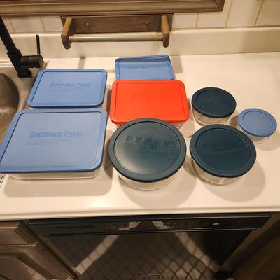 Lot of 8 Pyrex Glass Storage Plus & Bowls with Lids