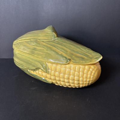LOT 97: Vintage Shawnee & Cardinal Pottery Corncob Collection: Sugar Bowl, Covered Dish Corn Plates, Salt/Peppers