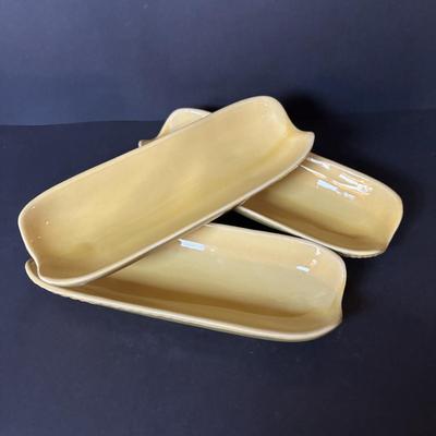 LOT 97: Vintage Shawnee & Cardinal Pottery Corncob Collection: Sugar Bowl, Covered Dish Corn Plates, Salt/Peppers