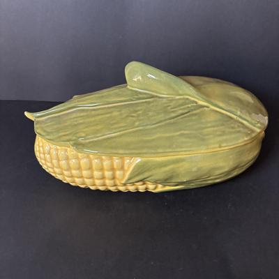LOT 97: Vintage Shawnee & Cardinal Pottery Corncob Collection: Sugar Bowl, Covered Dish Corn Plates, Salt/Peppers