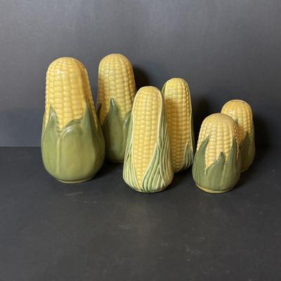 LOT 97: Vintage Shawnee & Cardinal Pottery Corncob Collection: Sugar Bowl, Covered Dish Corn Plates, Salt/Peppers