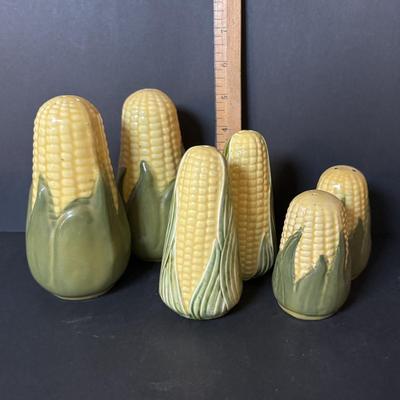 LOT 97: Vintage Shawnee & Cardinal Pottery Corncob Collection: Sugar Bowl, Covered Dish Corn Plates, Salt/Peppers