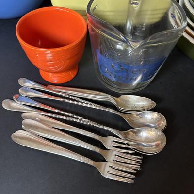 LOT 103: Vintage Kitchen: Hall, Fiesta, Anchor Hocking, Syracuse, Westinghouse, Good Seasons
