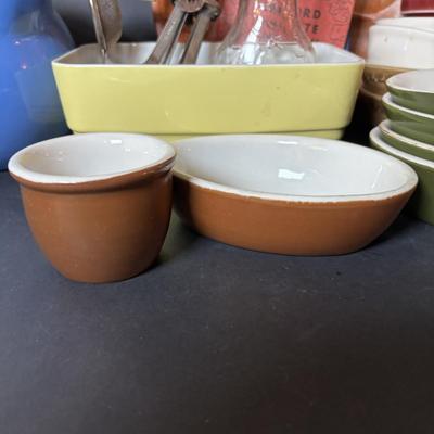 LOT 103: Vintage Kitchen: Hall, Fiesta, Anchor Hocking, Syracuse, Westinghouse, Good Seasons
