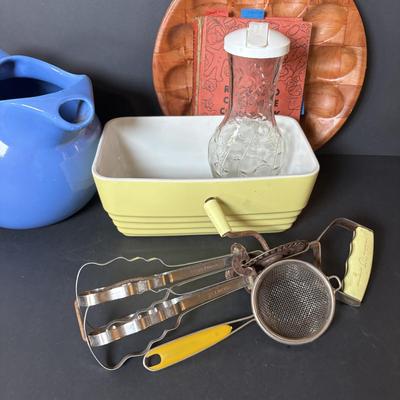 LOT 103: Vintage Kitchen: Hall, Fiesta, Anchor Hocking, Syracuse, Westinghouse, Good Seasons