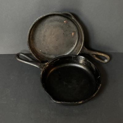LOT 107: Vintage Wagner Ware Sidney -O- Magnalite #4738-P, 8 Quart Stock Pot w/Lid & Wagner Cast Iron Pans (2)