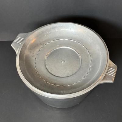 LOT 107: Vintage Wagner Ware Sidney -O- Magnalite #4738-P, 8 Quart Stock Pot w/Lid & Wagner Cast Iron Pans (2)