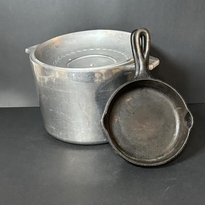LOT 107: Vintage Wagner Ware Sidney -O- Magnalite #4738-P, 8 Quart Stock Pot w/Lid & Wagner Cast Iron Pans (2)