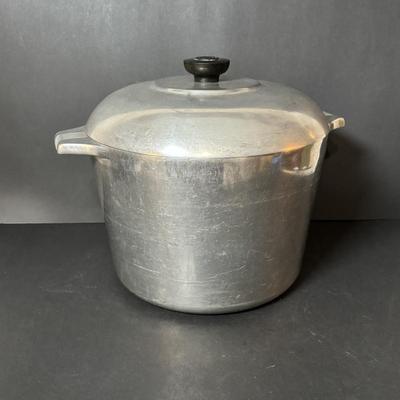 LOT 107: Vintage Wagner Ware Sidney -O- Magnalite #4738-P, 8 Quart Stock Pot w/Lid & Wagner Cast Iron Pans (2)