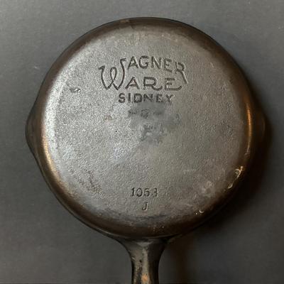 LOT 107: Vintage Wagner Ware Sidney -O- Magnalite #4738-P, 8 Quart Stock Pot w/Lid & Wagner Cast Iron Pans (2)