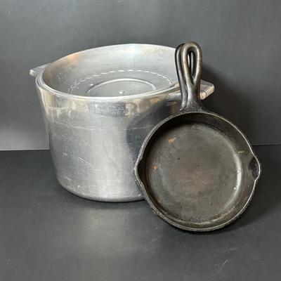LOT 107: Vintage Wagner Ware Sidney -O- Magnalite #4738-P, 8 Quart Stock Pot w/Lid & Wagner Cast Iron Pans (2)