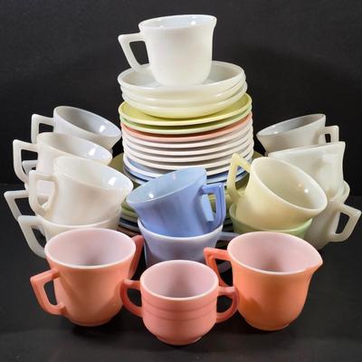 LOT 121: Vintage Hazel Atlas Little Hostess Child Tea Set