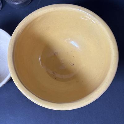 LOT 128: Vintage Pottery Mixing Bowls, Food Chopper & Blender & Hazel Atlas Modern Tone Platonite Sherbert Dishes, Sugar Bowl,...