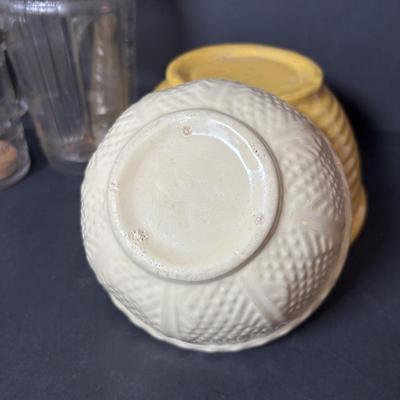 LOT 128: Vintage Pottery Mixing Bowls, Food Chopper & Blender & Hazel Atlas Modern Tone Platonite Sherbert Dishes, Sugar Bowl,...